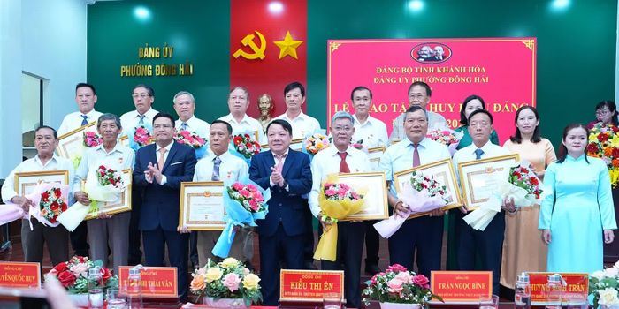 Lãnh đạo Đảng ủy phường trao tặng Huy hiệu 35 năm tuổi Đảng cho các đảng viên.