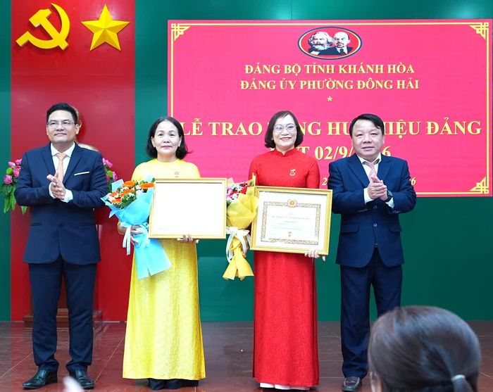 Lãnh đạo Đảng ủy phường trao tặng Huy hiệu 30 năm tuổi Đảng cho đảng viên.
