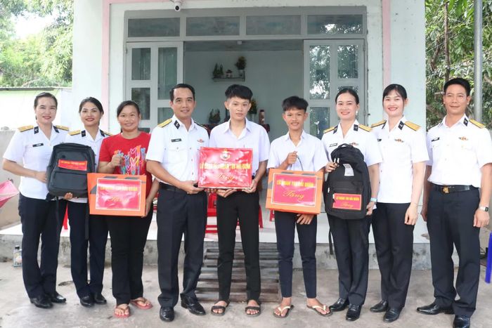 Đoàn công tác tặng quà cho hai em Võ Minh Khang và Võ Minh Luân.