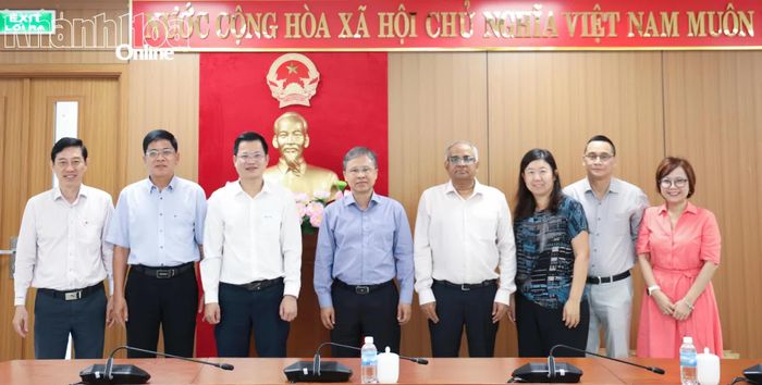 Đoàn công tác của ADB chụp hình lưu niệm với lãnh đạo tỉnh và các sở, ban, ngành.