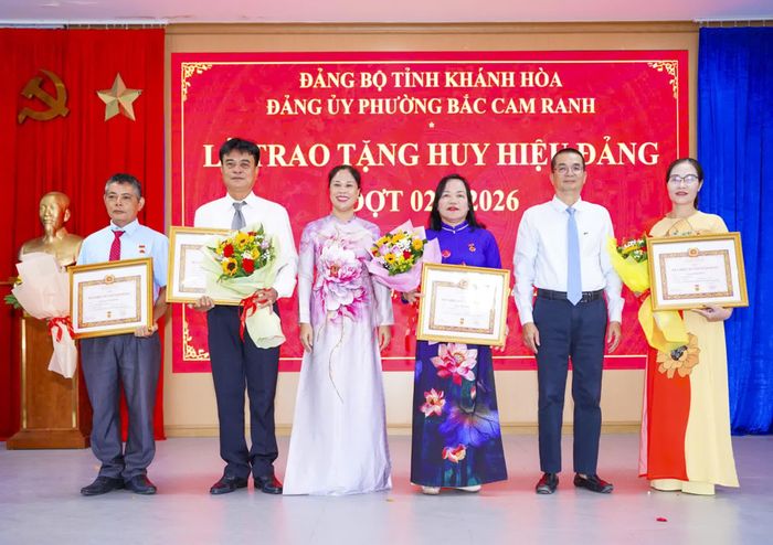 Lãnh đạo Đảng uỷ phường Bắc Cam Ranh trao tặng Huy hiệu 30 năm tuổi đảng cho đảng viên.