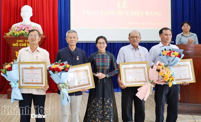 Thường trực Đảng ủy xã Ninh Phước trao Huy hiệu 30 năm tuổi Đảng và tặng hoa chúc mừng các đảng viên.