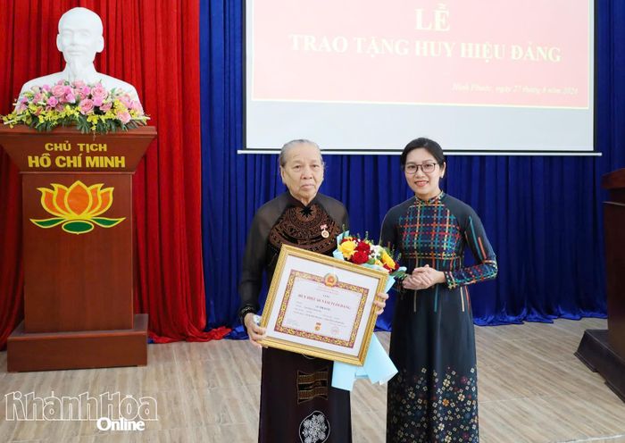 Thường trực Đảng ủy xã Ninh Phước trao Huy hiệu 60 năm tuổi Đảng và tặng hoa chúc mừng đảng viên Lê Thị Phân, thuộc Chi bộ thôn Phú Quý 2.