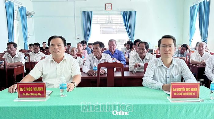 Các đại biểu và đảng viên dự lễ trao Huy hiệu Đảng.