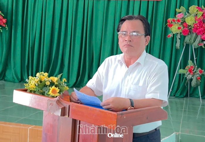 Ông Ngô Khánh - Bí thư Đảng ủy xã Phước Hữu phát biểu tại lễ trao Huy hiệu Đảng.