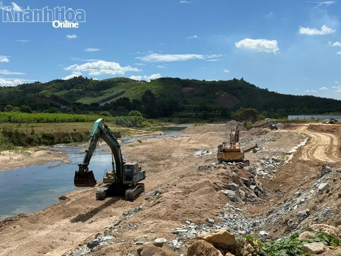 Công trình phòng, chống lũ lụt tại xã Tây Khánh Vĩnh đang được gấp rút hoàn thành.