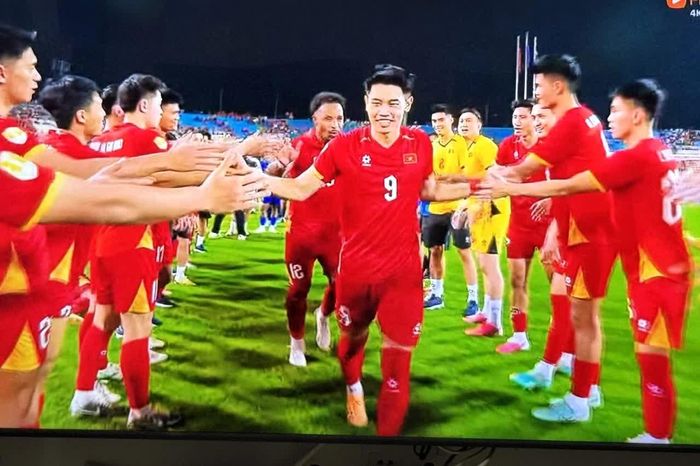 Các cầu thủ Việt Nam chúc mừng Đình Bắc và Xuân Son vua phá lưới giải đấu.