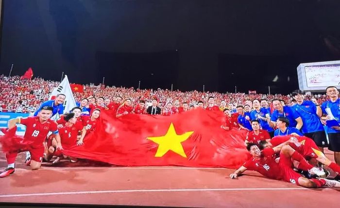 Đội tuyển Việt Nam ăn mừng chiến thắng.