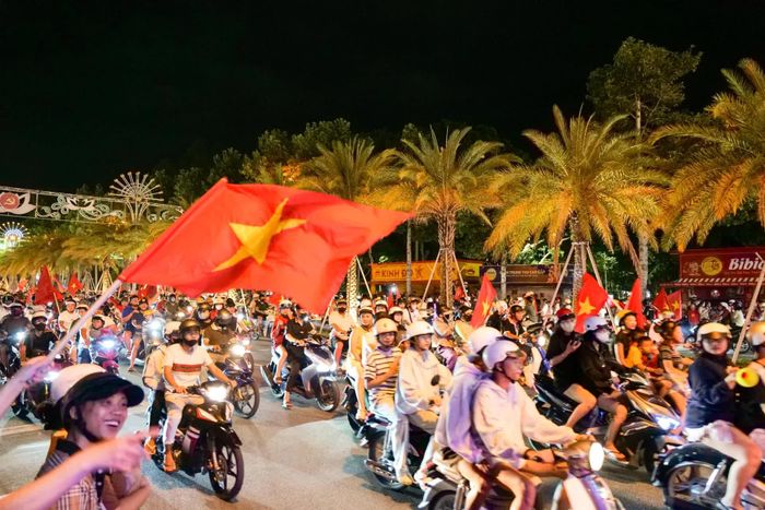 Cổ động viên khu vực phía Nam tỉnh ra đường ăn mừng chiến thắng của đội tuyển Việt Nam.