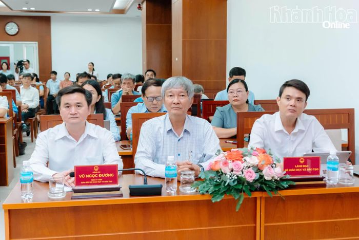 Lãnh đạo Sở Giáo dục và Đào tạo tham dự hội nghị.