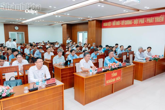 Lãnh đạo tỉnh và các đại biểu tham dự hội nghị tại điểm cầu Khánh Hòa.