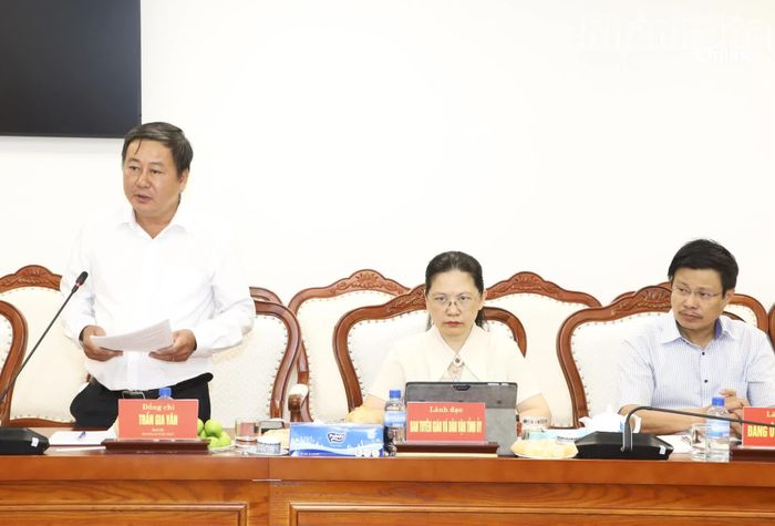 Đồng chí Trần Gia Văn - Phó Trưởng Ban Tổ chức Tỉnh ủy báo cáo các nội dung tại buổi làm việc.