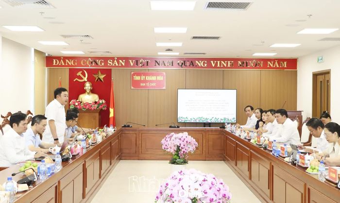 Quang cảnh buổi làm việc.