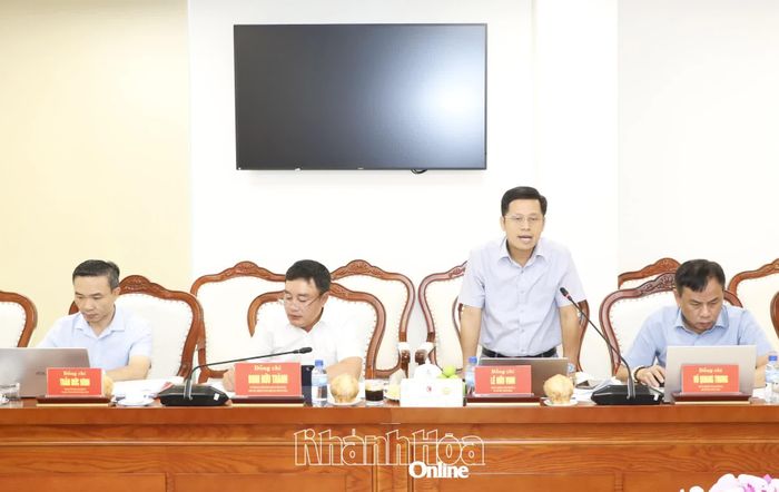 Các thành viên của đoàn giám sát yêu cầu làm rõ một số nội dung tại buổi làm việc.