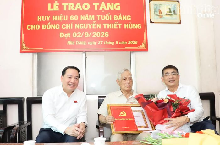 Lãnh đạo Đảng ủy phường Nha Trang tặng hoa chúc mừng đồng chí Nguyễn Thiết Hùng.
