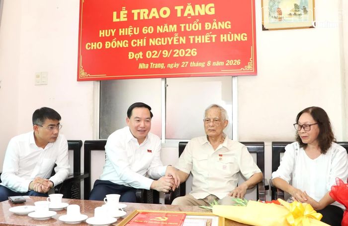 Đồng chí Hồ Xuân Trường và lãnh đạo Đảng ủy phường Nha Trang thăm hỏi cuộc sống gia đình đồng chí Nguyễn Thiết Hùng.