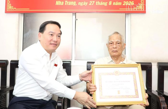 Phó Bí thư Thường trực Tỉnh ủy Hồ Xuân Trường trao Huy hiệu 60 năm tuổi Đảng cho đồng chí Nguyễn Thiết Hùng.