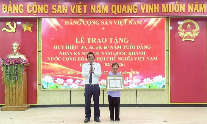 Lãnh đạo Đảng ủy xã Bắc Ninh Hòa trao Huy hiệu 50 năm tuổi Đảng cho 1 đảng viên.
