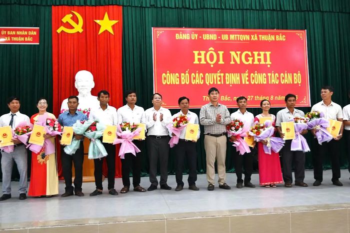 Lãnh đạo xã tặng hoa và trao quyết định cho các Trưởng thôn trên địa bàn xã