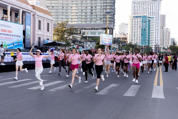 Thí sinh Miss World 2026 chạy bộ gây quỹ hỗ trợ bệnh nhân ung thư vú.
