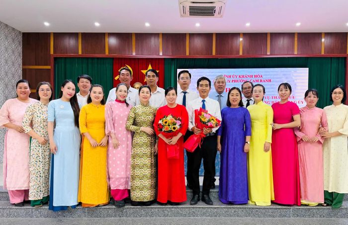 Lãnh đạo Đảng ủy phường Cam Ranh tặng hoa chúc mừng tại hội nghị.