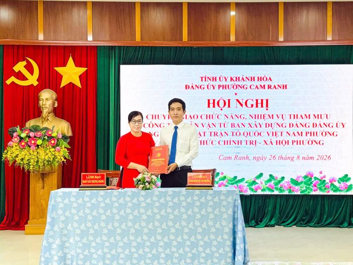 Lãnh đạo Ban Xây dựng Đảng và Uỷ ban MTTQ Việt Nam phường Cam Ranh bàn giao chức năng, nhiệm vụ công tác dân vận.