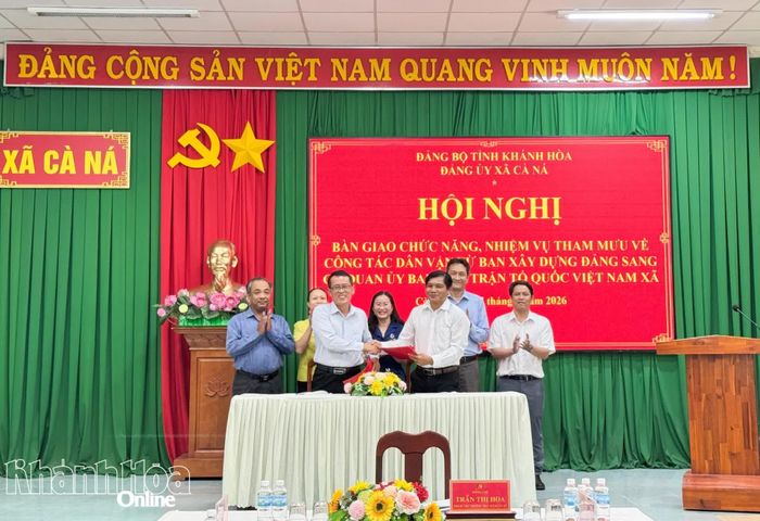 Đại diện Ban Xây dựng Đảng và Cơ quan Ủy ban MTTQ Việt Nam xã Cà Ná ký biên bản bàn giao.