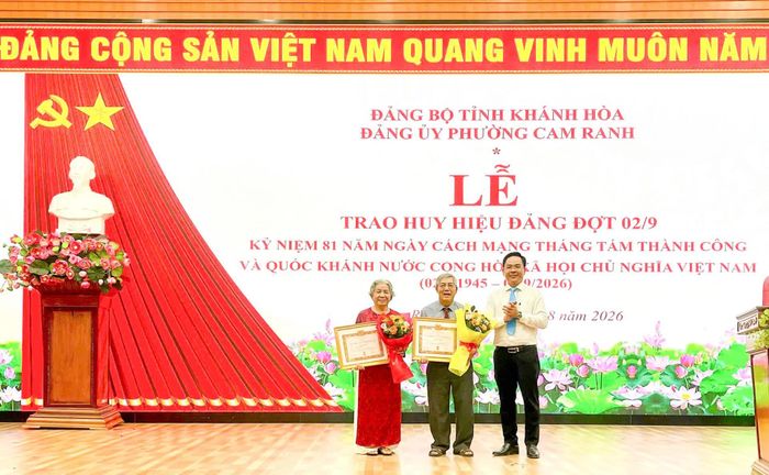 Lãnh đạo Đảng ủy phường Cam Ranh trao Huy hiệu cho các đảng viên 55 năm tuổi Đảng.
