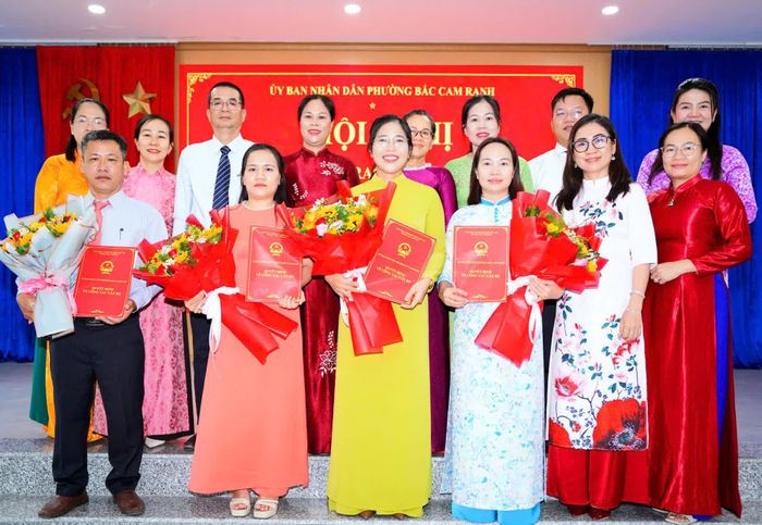 Lãnh đạo phường Bắc Cam Ranh trao quyết định và tặng hoa chúc mừng các đồng chí được điều động, bổ nhiệm.