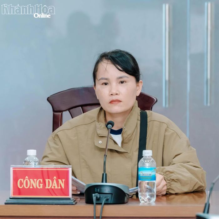 Bà Đặng Thị Mỹ Hà (xã Diên Khánh) trình bày tại buổi tiếp công dân.