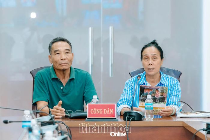 Ông, bà: Phạm Trọng Thể và Lê Thị Thanh Hà (phường Nha Trang) trình bày tại buổi tiếp công dân.