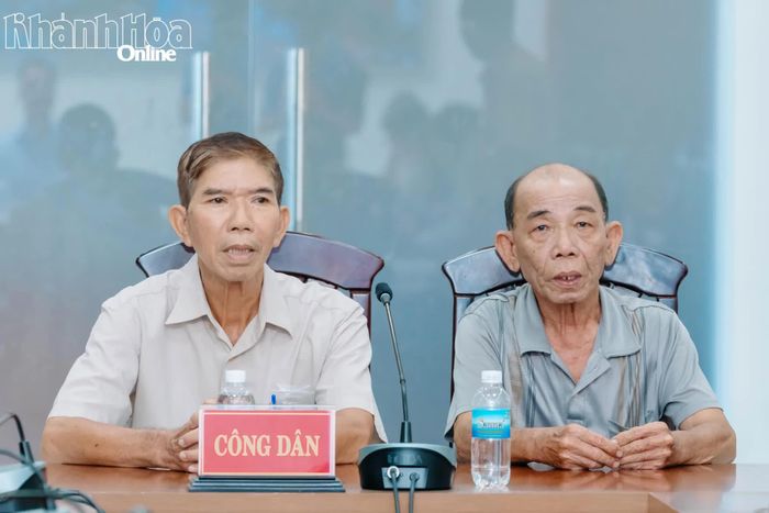 Ông Nguyễn Luận và ông Nguyễn Văn Phước, đại diện một số người lao động Nghiệp đoàn Xích lô Nha Trang trình bày tại buổi tiếp công dân.