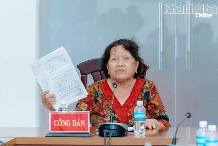 Bà Tô Thị Diên Minh (xã Diên Khánh) trình bày tại buổi tiếp công dân.