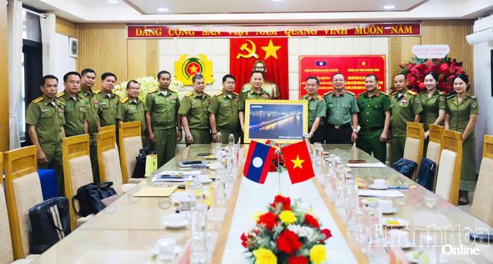 Thiếu tướng Boun Ieng Phanvongsay tặng quà lưu niệm Công an tỉnh Khánh Hòa.