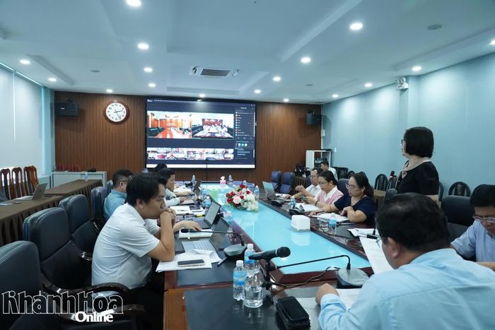 Lãnh đạo Sở Tài chính trao đổi, thảo luận trực tuyến với các xã, phường tại hội nghị.