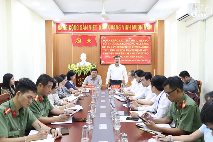 Ông Trần Nam Bình - Bí thư Đảng ủy, Chủ tịch HĐND phường Nam Nha Trang phát biểu tại buổi làm việc.