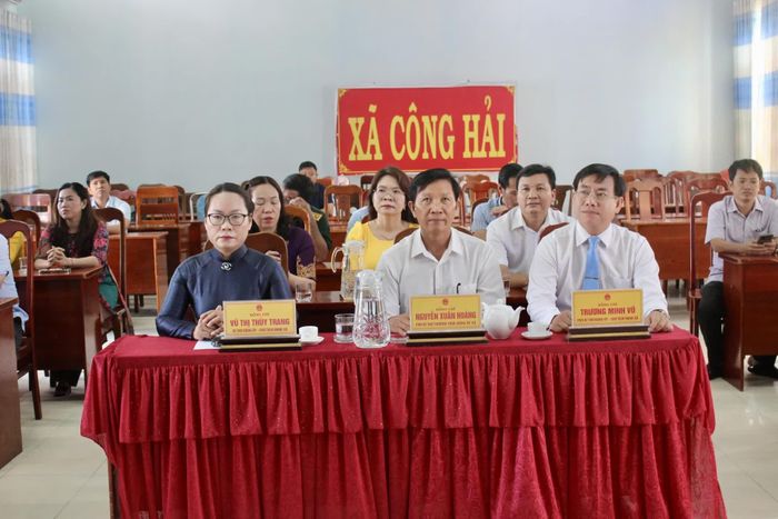 Các đại biểu tham dự hội nghị trao quyết định.