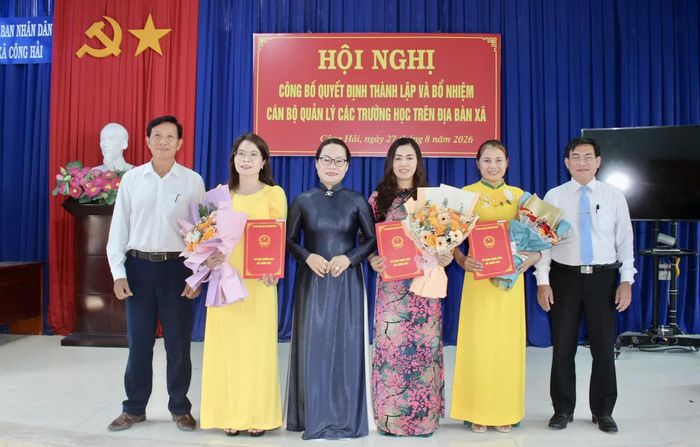 Lãnh đạo xã Công Hải trao quyết định và tặng hoa chúc mừng các hiệu trưởng, phó hiệu trưởng Trường Mần non Công Hải.