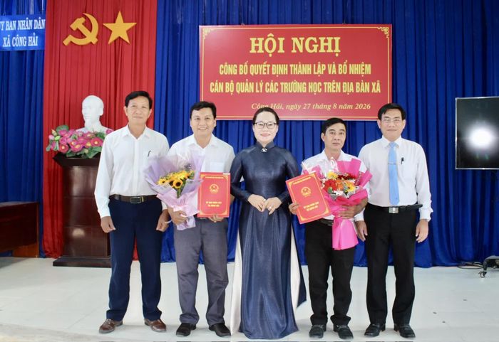 Lãnh đạo xã Công Hải trao quyết định và tặng hoa chúc mừng các hiệu trưởng, phó hiệu trưởng Trường Trung học cơ sở Hùng Vương.