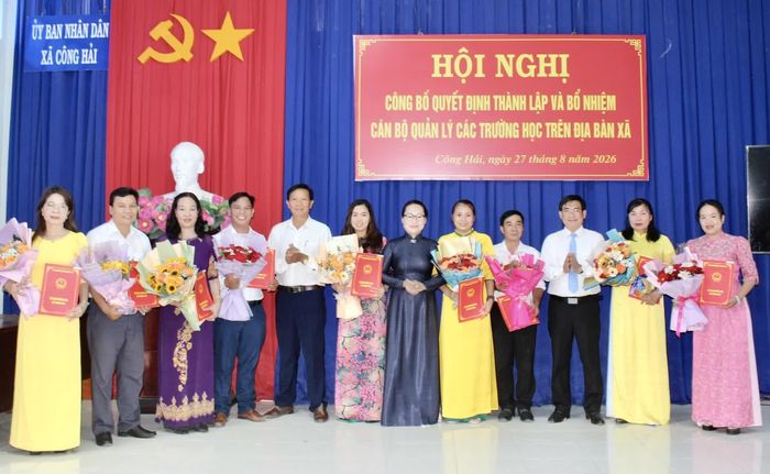 Lãnh đạo xã Công Hải trao quyết định và tặng hoa chúc mừng các hiệu trưởng, phó hiệu trưởng mới được bổ nhiệm.
