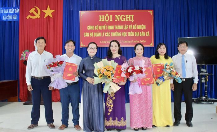 Lãnh đạo xã Công Hải trao quyết định và tặng hoa chúc mừng các hiệu trưởng, phó hiệu trưởng Trường Tiểu học Công Hải.