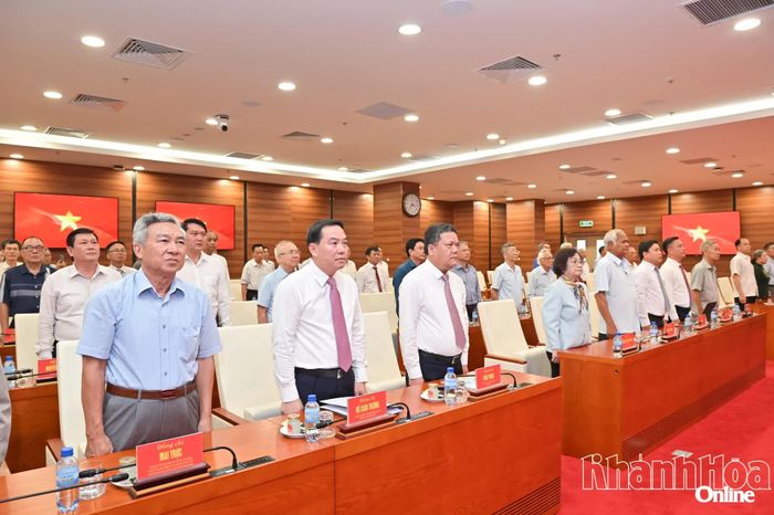 Các đồng chí trong Ban Thường vụ Tỉnh ủy và lãnh đạo tỉnh qua các thời kỳ thực hiện nghi thức chào cờ.