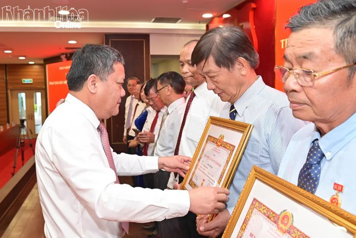 Đồng chí Trần Phong trao Huy hiệu Đảng cho các đồng chí nguyên lãnh đạo tỉnh.