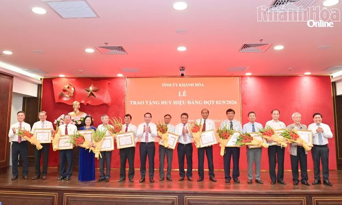 Đồng chí Trần Phong trao Huy hiệu Đảng, các đồng chí: Hồ Xuân Trường, Lâm Đông, Nguyễn Việt Hùng tặng hoa chúc mừng các đồng chí nguyên lãnh đạo tỉnh nhận Huy hiệu Đảng.