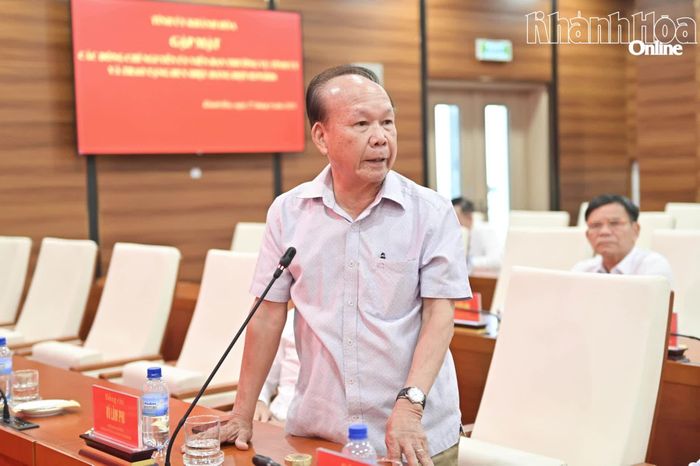Đồng chí Võ Lâm Phi - nguyên Phó Bí thư Tỉnh ủy, nguyên Chủ tịch UBND tỉnh nêu ý kiến tại buổi gặp mặt.