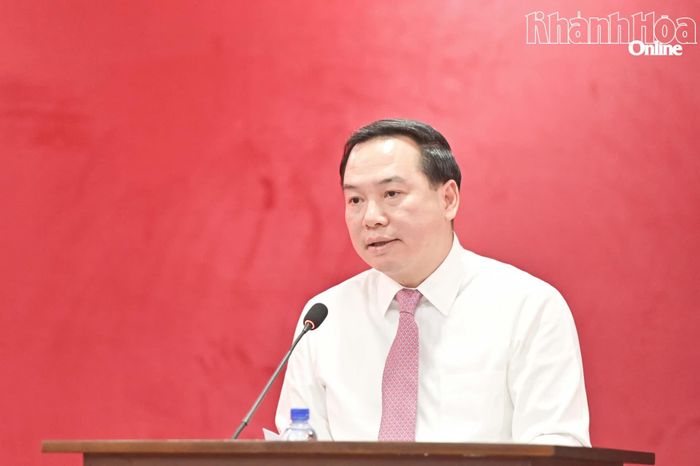 Đồng chí Hồ Xuân Trường báo cáo kết quả công tác xây dựng Đảng, hệ thống chính trị và phát triển kinh tế - xã hội, đảm bảo quốc phòng, an ninh của tỉnh trong 8 tháng năm 2026 tại buổi gặp mặt.