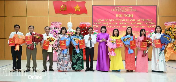 Lãnh đạo phường Nam Nha Trang trao quyết định bổ nhiệm Hiệu trưởng, Phó Hiệu trưởng Trường Tiểu học Nam Nha Trang.