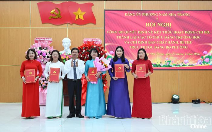 Lãnh đạo Đảng ủy phường Nam Nha Trang trao quyết định thành lập Đảng bộ và chỉ định Ban Chấp hành Đảng bộ Trường Mầm non Nam Nha Trang.