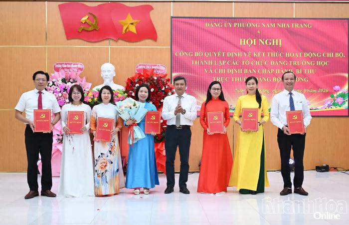 Lãnh đạo Đảng ủy phường Nam Nha Trang trao quyết định thành lập Đảng bộ và chỉ định Ban Chấp hành Đảng bộ Trường THCS Nam Nha Trang.