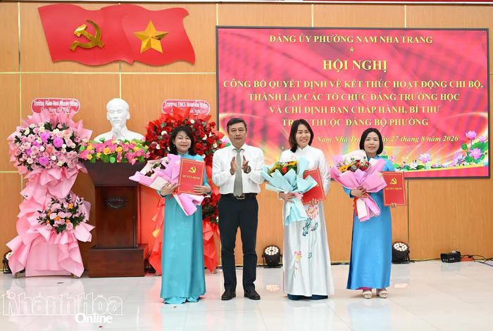 Lãnh đạo Đảng ủy phường Nam Nha Trang trao quyết định thành lập các đảng bộ trường học.